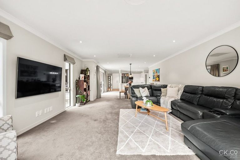 Photo of property in 21 Pempsey Street, Silverstream, Upper Hutt, 5019