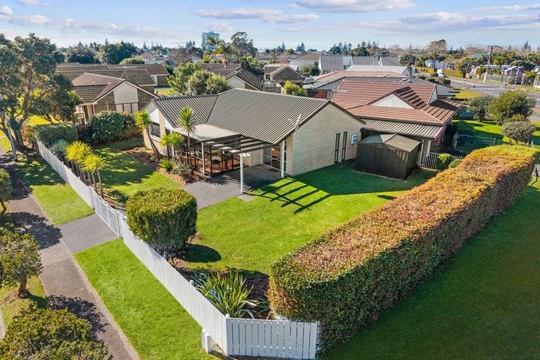 Photo of property in 2/99 Riverside Road, Orewa, 0931
