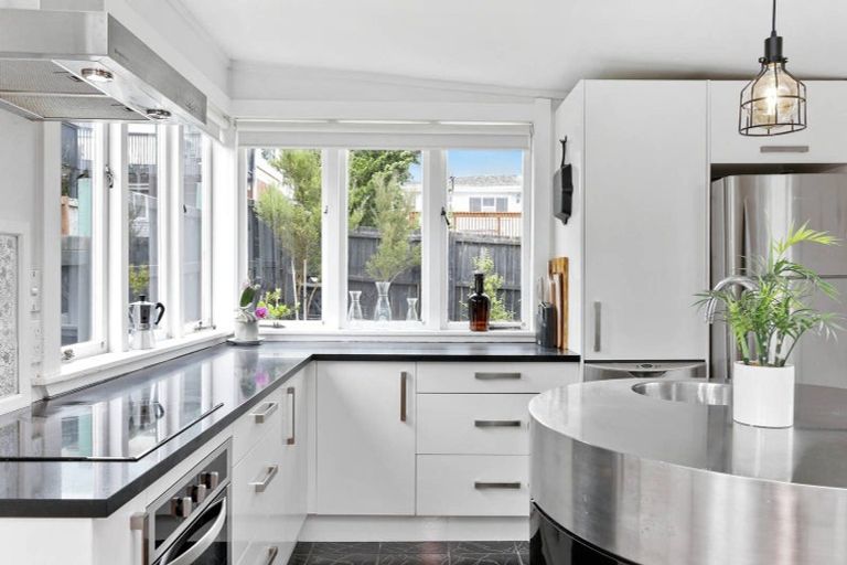 Photo of property in 4 Bowers Road, Glen Eden, Auckland, 0602