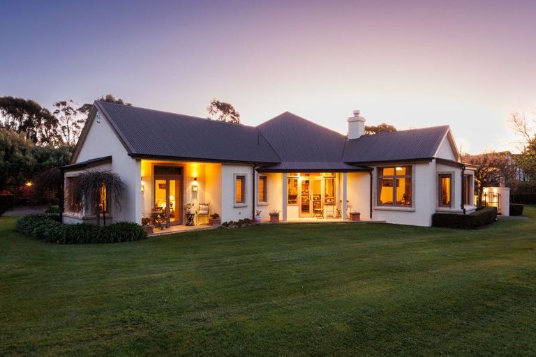 Photo of property in 5 Waicola Drive, Fitzherbert, Palmerston North, 4471