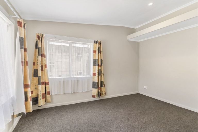 Photo of property in 11 Paton Avenue, Te Atatu South, Auckland, 0610