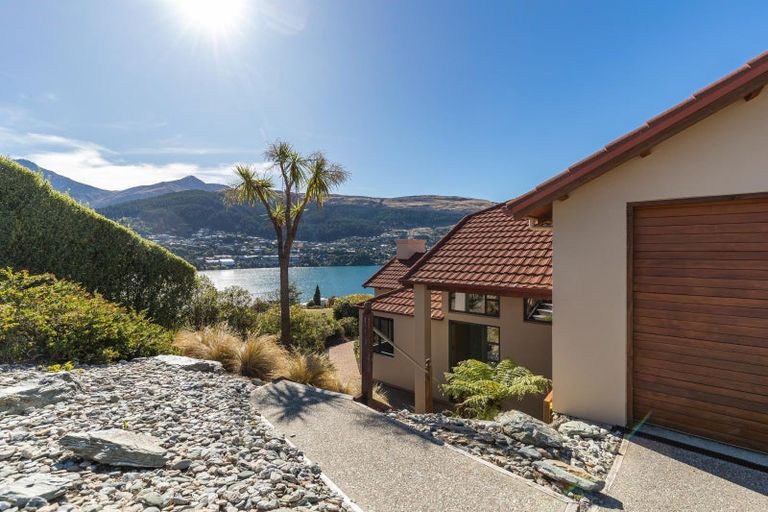 Photo of property in 17 Milward Place, Kelvin Heights, Queenstown, 9300