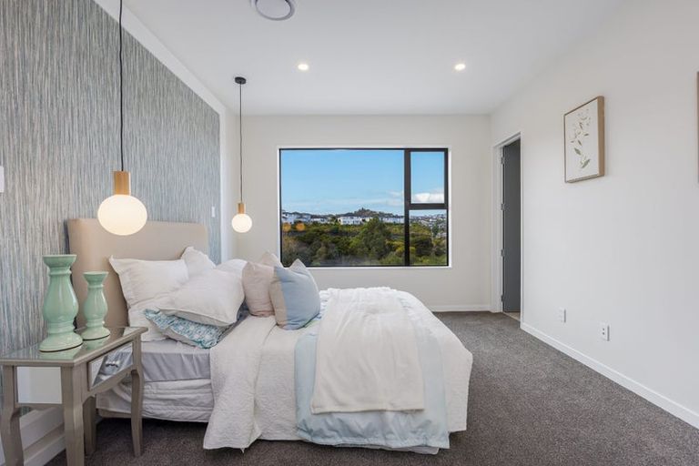 Photo of property in 128 Skulander Crescent, Orewa, 0931