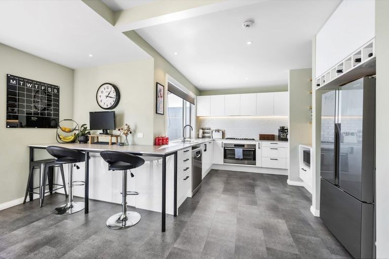 Photo of property in 100 Onepu Road, Lyall Bay, Wellington, 6022