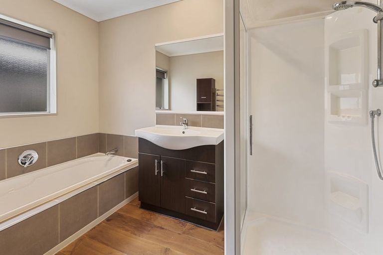 Photo of property in 27 Johnstone Drive, Fitzherbert, Palmerston North, 4410