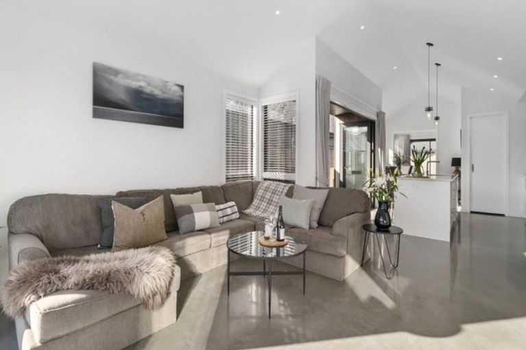 Photo of property in 11 Bale Road, Jacks Point, 9371