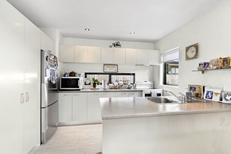 Photo of property in 2/84 Prince Regent Drive, Half Moon Bay, Auckland, 2012