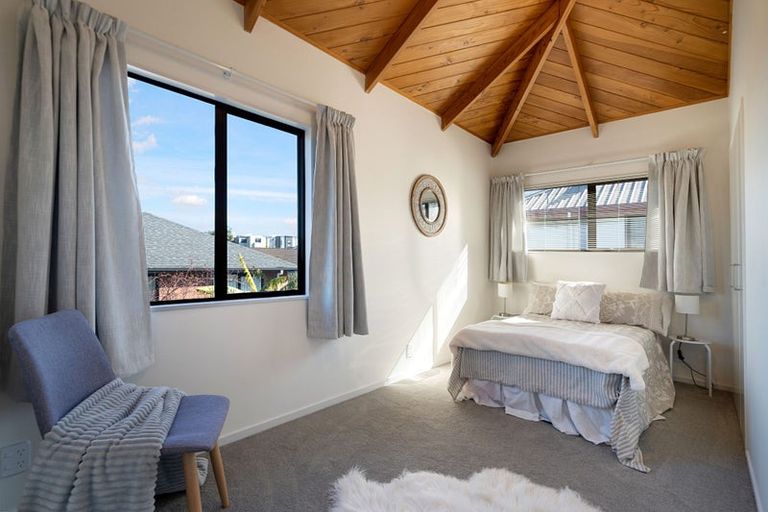 Photo of property in 1/6 Glucina Avenue, West Harbour, Auckland, 0618