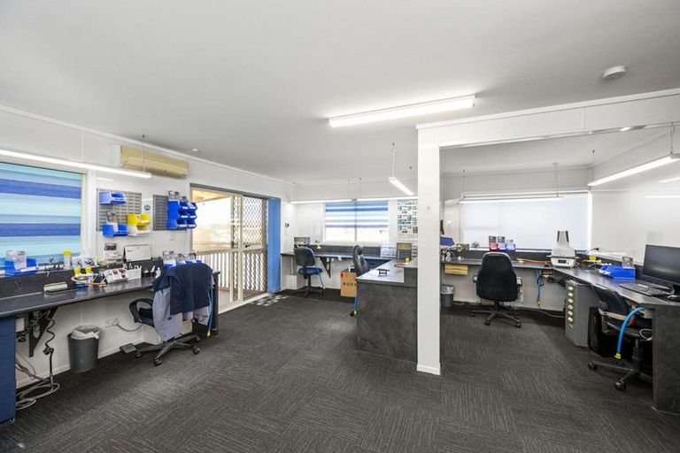 Photo of property in 154 Carlisle Road, Northcross, Auckland, 0632