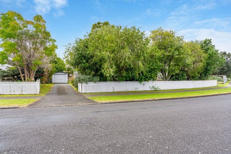 Photo of property in 14 Shearwater Street, One Tree Point, 0118