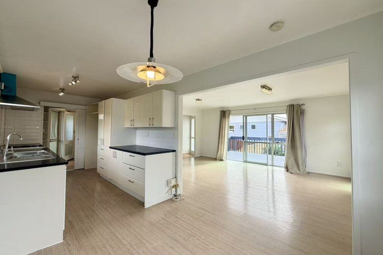 Photo of property in 10 Celeste Place, Totara Vale, Auckland, 0627