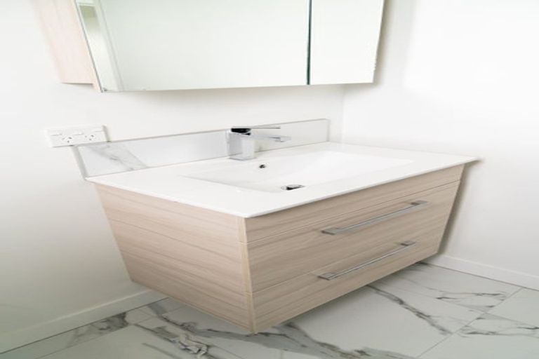 Photo of property in 52a Vodanovich Road, Te Atatu South, Auckland, 0610