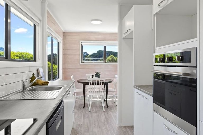 Photo of property in 4 Puriri Avenue, Leigh, 0985