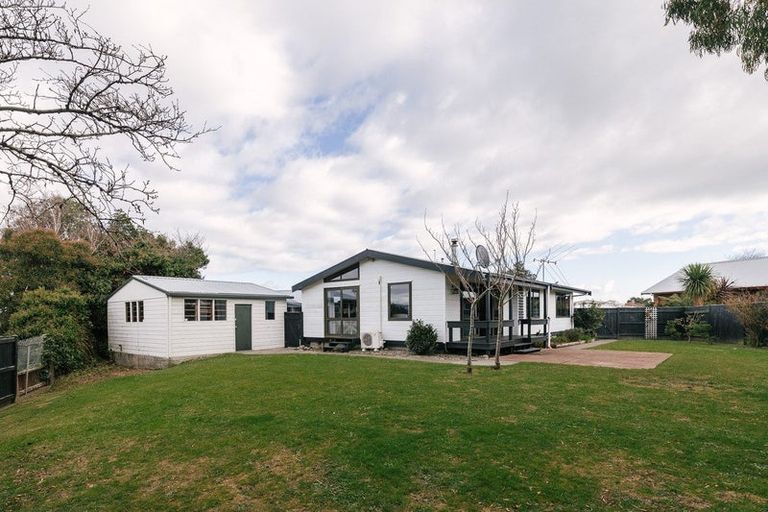 Photo of property in 12 Suzanne Grove, Kelvin Grove, Palmerston North, 4414
