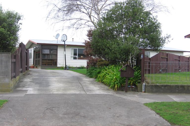 Photo of property in 7 Forbes Place, Kelvin Grove, Palmerston North, 4414