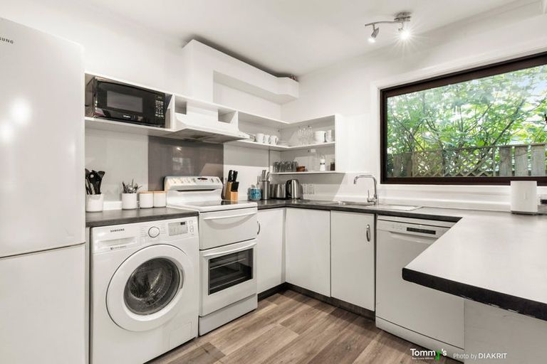 Photo of property in 4/163 Queens Drive, Lyall Bay, Wellington, 6022