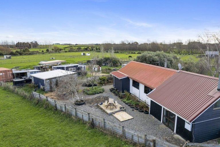 Photo of property in 103 Waikawa Beach Road, Manakau, Levin, 5573