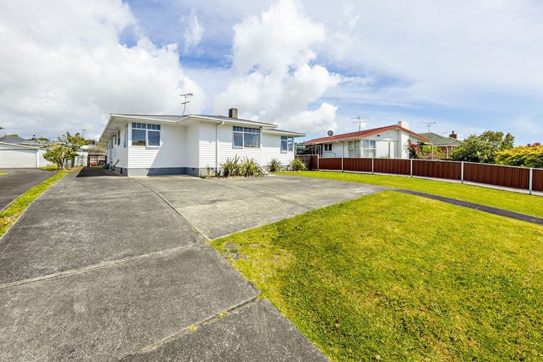 Photo of property in 35 Gossamer Drive, Pakuranga Heights, Auckland, 2010
