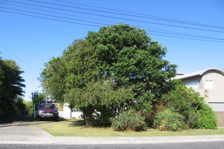 Photo of property in 1/10 Salem Place, Torbay, Auckland, 0630