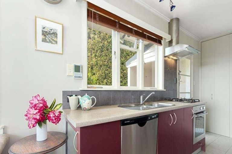 Photo of property in 298 East Coast Road, Forrest Hill, Auckland, 0620