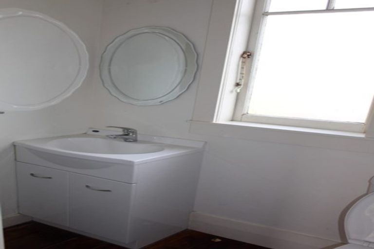 Photo of property in 7 Oates Road, Glen Eden, Auckland, 0602