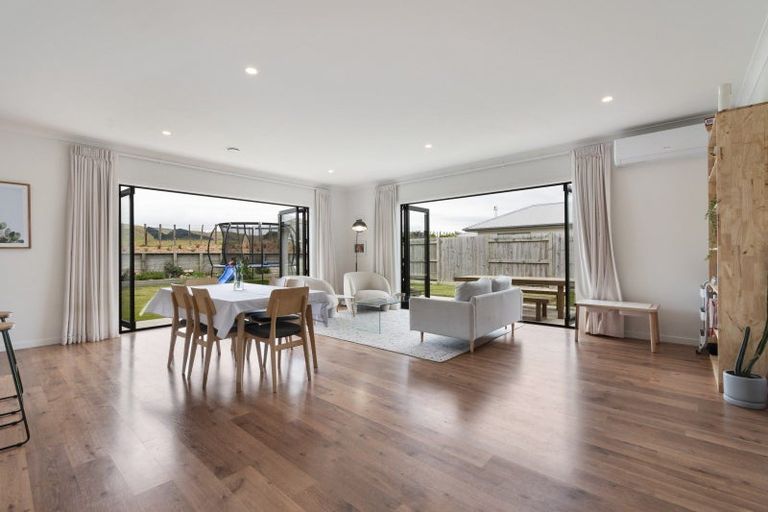 Photo of property in 18 Atlantic Drive, Fitzherbert, Palmerston North, 4410