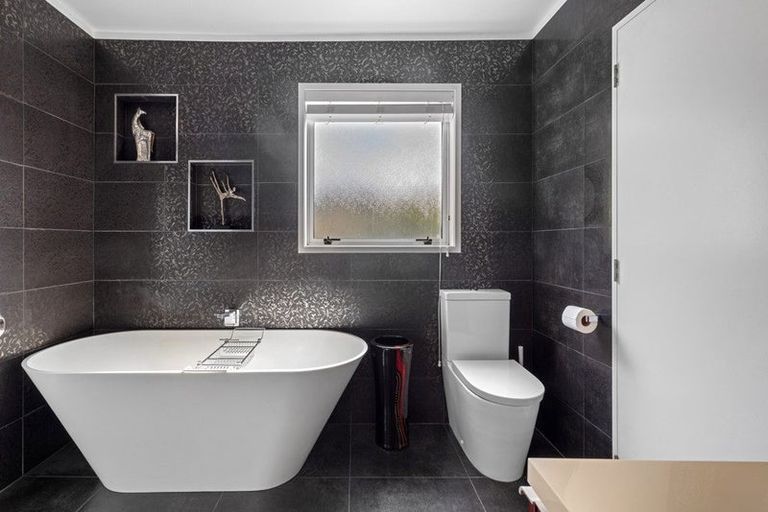 Photo of property in 2/12 Wanita Place, Totara Vale, Auckland, 0629