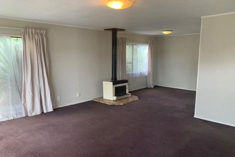 Photo of property in 1 Mark Edward Drive, Half Moon Bay, Auckland, 2012