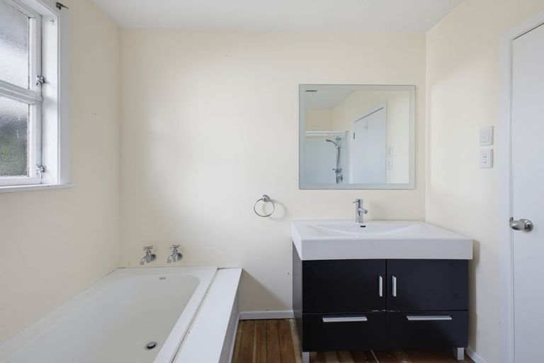 Photo of property in 5 Mayfair Place, Westown, New Plymouth, 4310