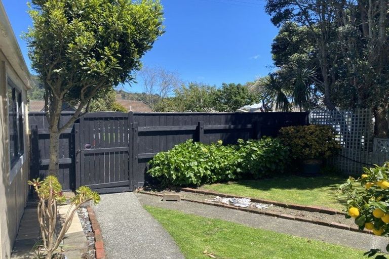 Photo of property in 18 Kauri Street, Eastbourne, Lower Hutt, 5013