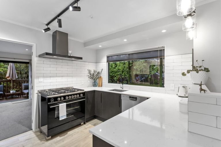 Photo of property in 13a Avonleigh Road, Green Bay, Auckland, 0604