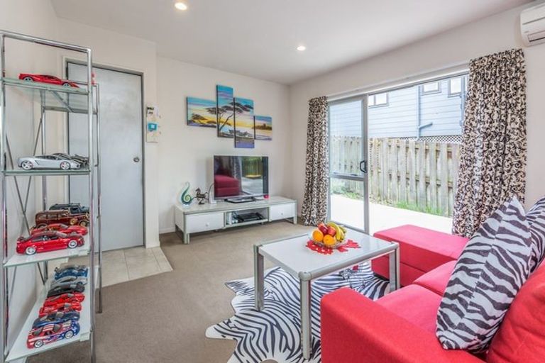 Photo of property in 1/31 Tetrarch Place, Totara Vale, Auckland, 0629