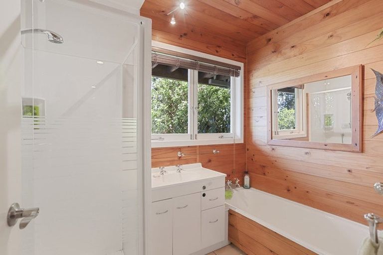 Photo of property in 20 Rangiwai Road, Titirangi, Auckland, 0604