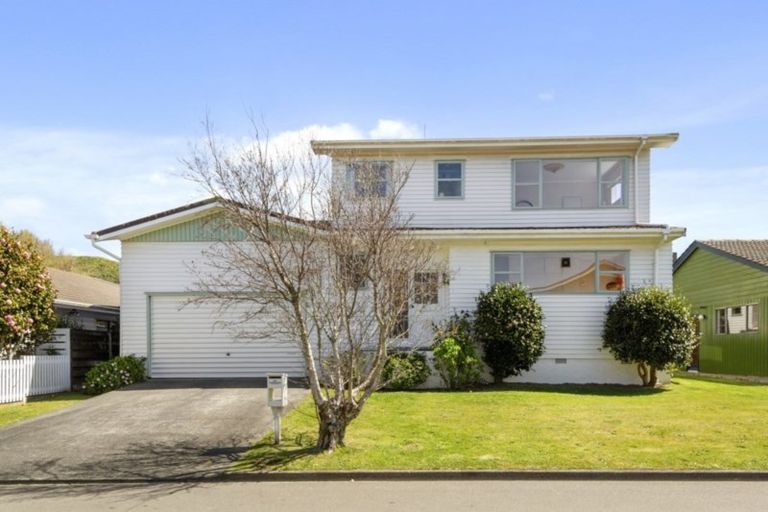 Photo of property in 3 Mckeefry Grove, Tawa, Wellington, 5028