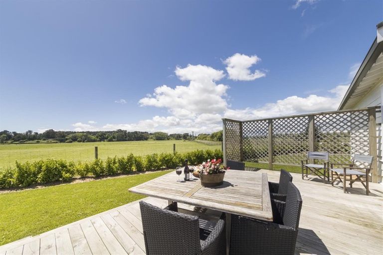 Photo of property in 628 Parewanui Road, Bulls, 4894