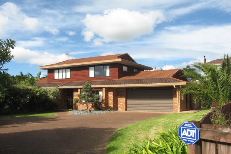 Photo of property in 8 Pitlochry Place, Highland Park, Auckland, 2010