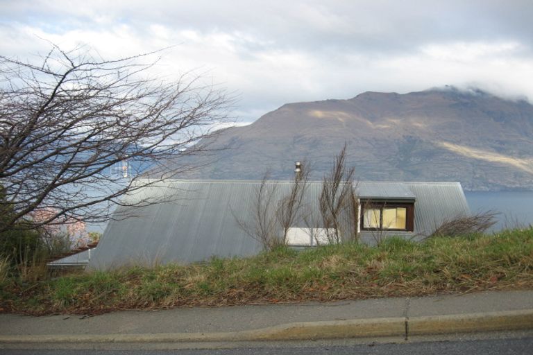 Photo of property in 96 Wynyard Crescent, Fernhill, Queenstown, 9300