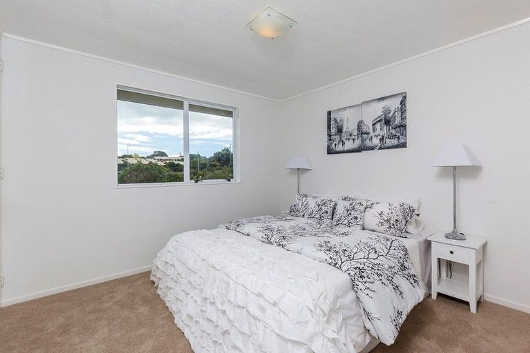 Photo of property in 2/21 Kitewao Street, Northcote, Auckland, 0627