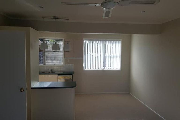 Photo of property in 1/212 Sunnynook Road, Totara Vale, Auckland, 0627