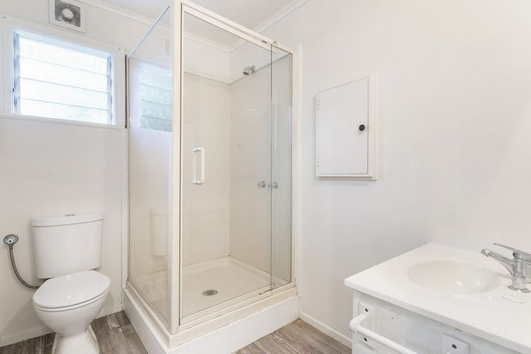 Photo of property in 58 Yeovil Road, Te Atatu Peninsula, Auckland, 0610