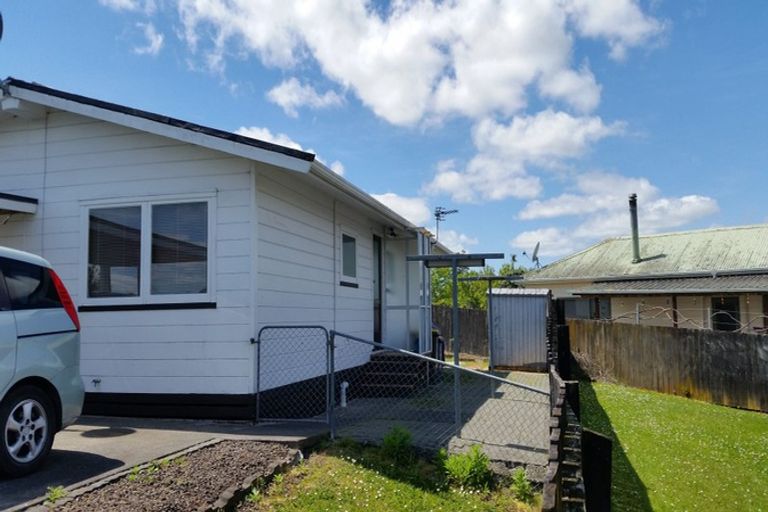 Photo of property in 41 Hobsonville Road, West Harbour, Auckland, 0618