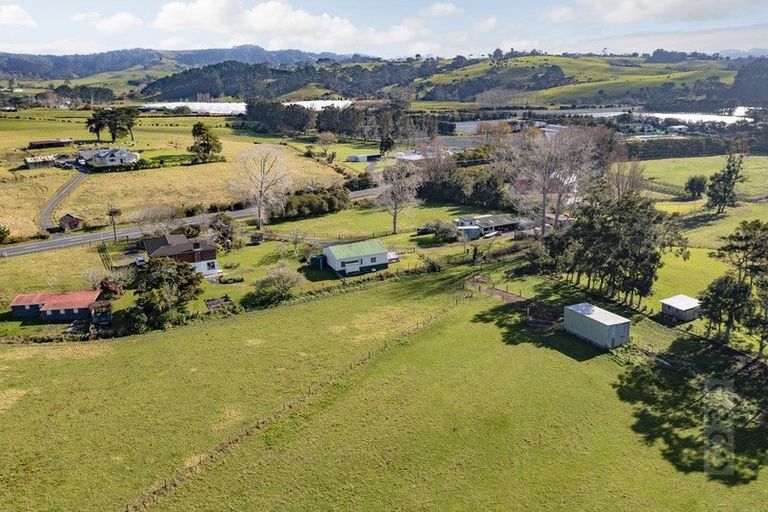 Photo of property in 271 Waitakere Road, Taupaki, Henderson, 0782