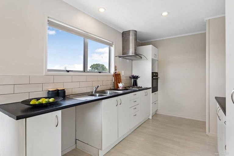 Photo of property in 28 Cedar Heights Avenue, Massey, Auckland, 0614