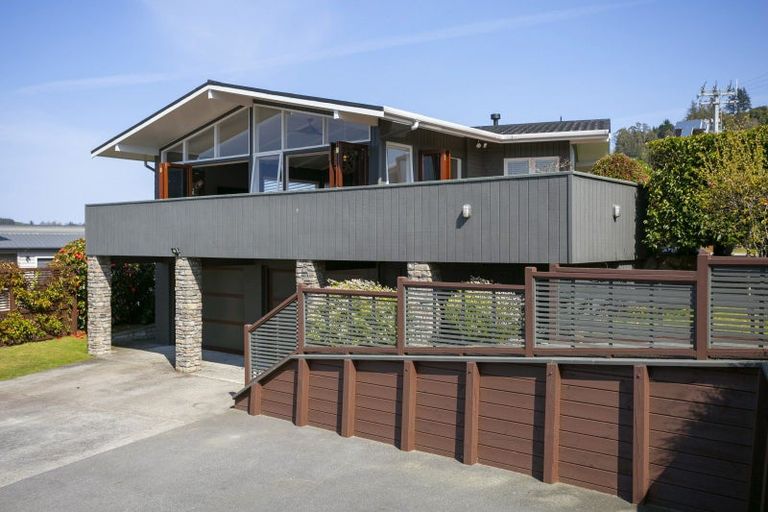 Photo of property in 1 Besley Place, Acacia Bay, Taupo, 3330