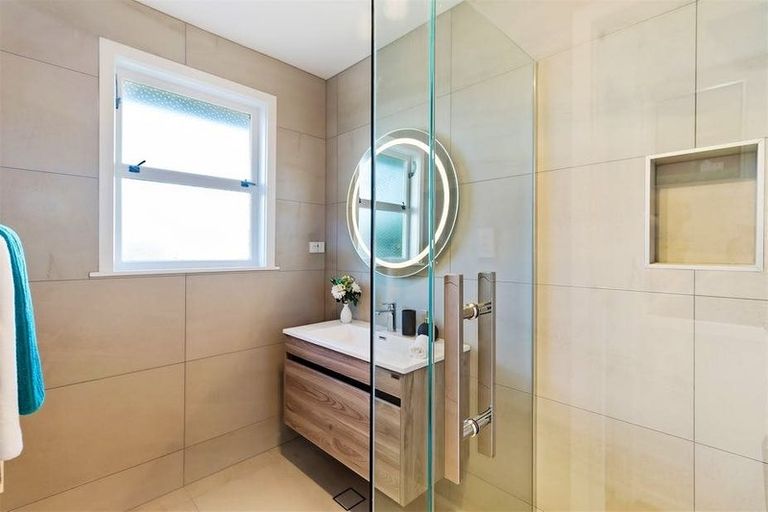 Photo of property in 32 Kirrie Avenue, Te Atatu South, Auckland, 0610