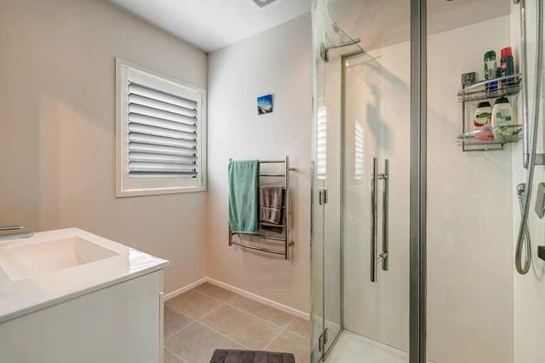 Photo of property in 15 Leiden Place, Totara Vale, Auckland, 0629