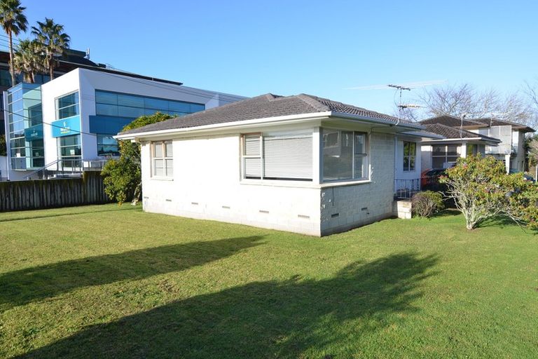 Photo of property in 1/48 Taharoto Road, Takapuna, Auckland, 0622