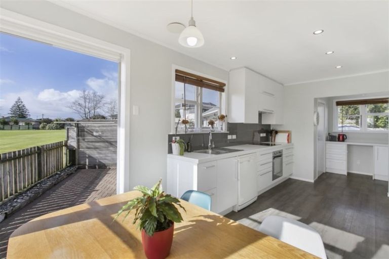 Photo of property in 1/10 Gladfield Lane, Te Atatu Peninsula, Auckland, 0610