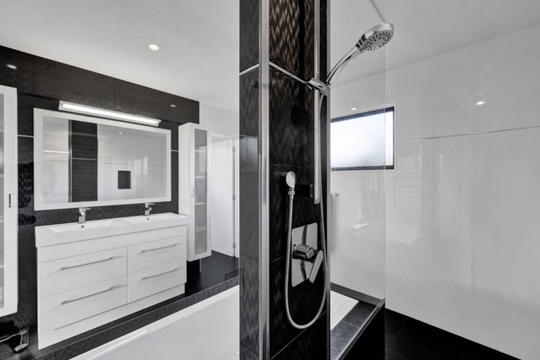 Photo of property in 16 Arthur Road, Paraite, New Plymouth, 4373