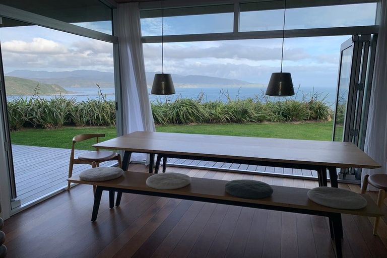 Photo of property in 15 Hungerford Road, Lyall Bay, Wellington, 6022